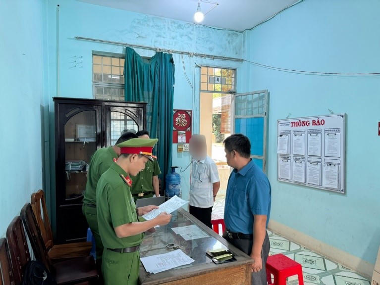 Bắt Phó Chủ tịch xã và Giám đốc văn phòng đăng kí đất đai tại Kon Tum