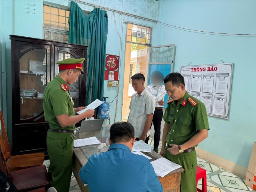 Bắt Phó Chủ tịch xã và Giám đốc văn phòng đăng kí đất đai tại Kon Tum