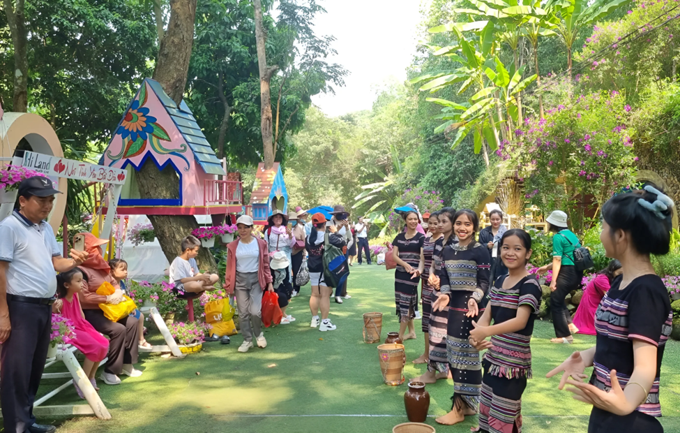 Du lịch nhiều tỉnh 'thắng lớn' dịp nghỉ lễ 30/4 - 1/5