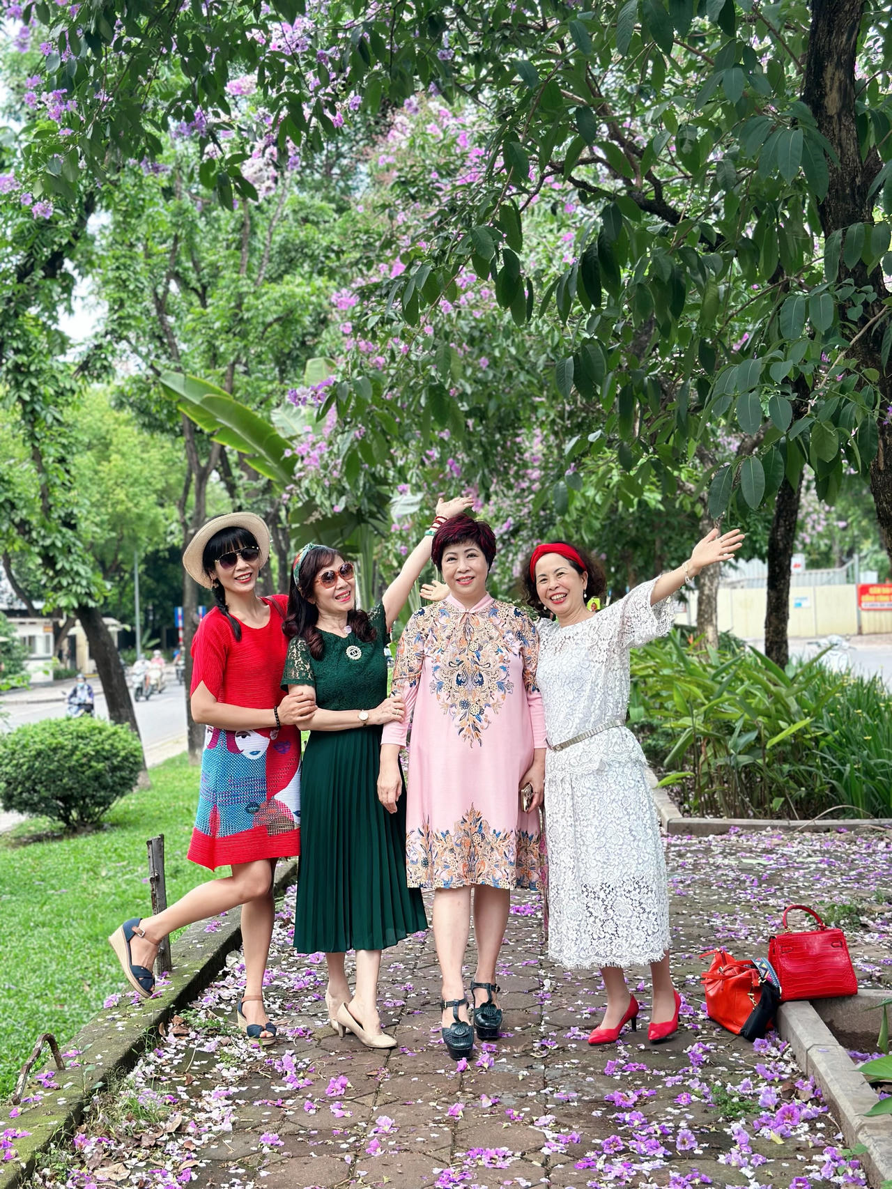 "Thành phố mùa hoa' dịu dàng trong sắc tím bằng lăng