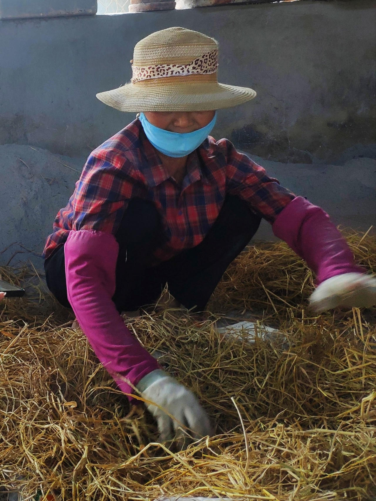 Tâm sự của những người thợ làm thủy tinh truyền thống ít ỏi ở làng