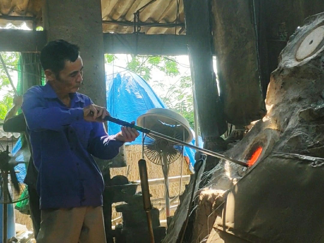 Tâm sự của những người thợ làm thủy tinh truyền thống ít ỏi ở làng