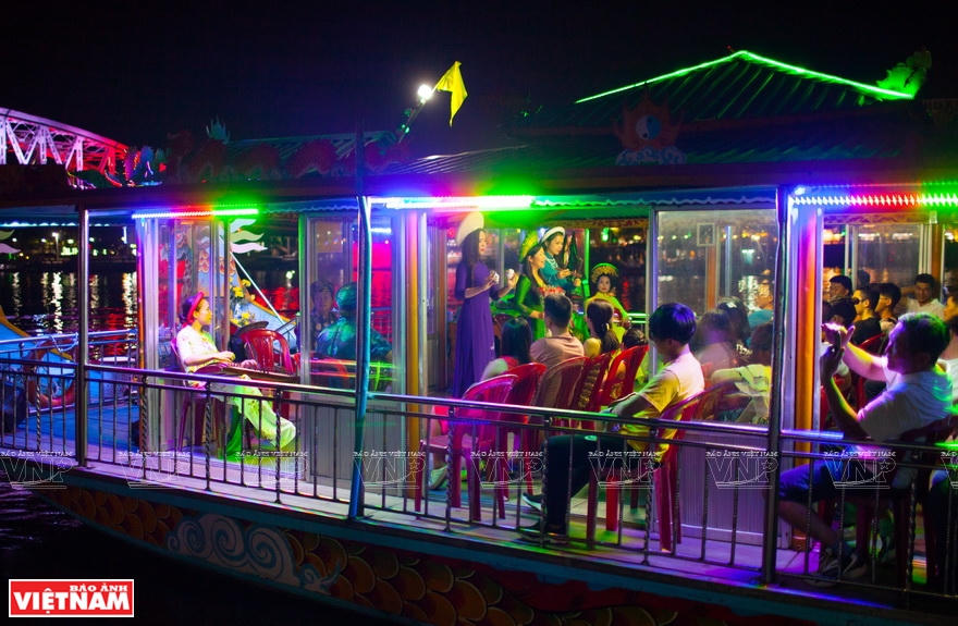 Bảo vệ không gian diễn xướng cho ca Huế