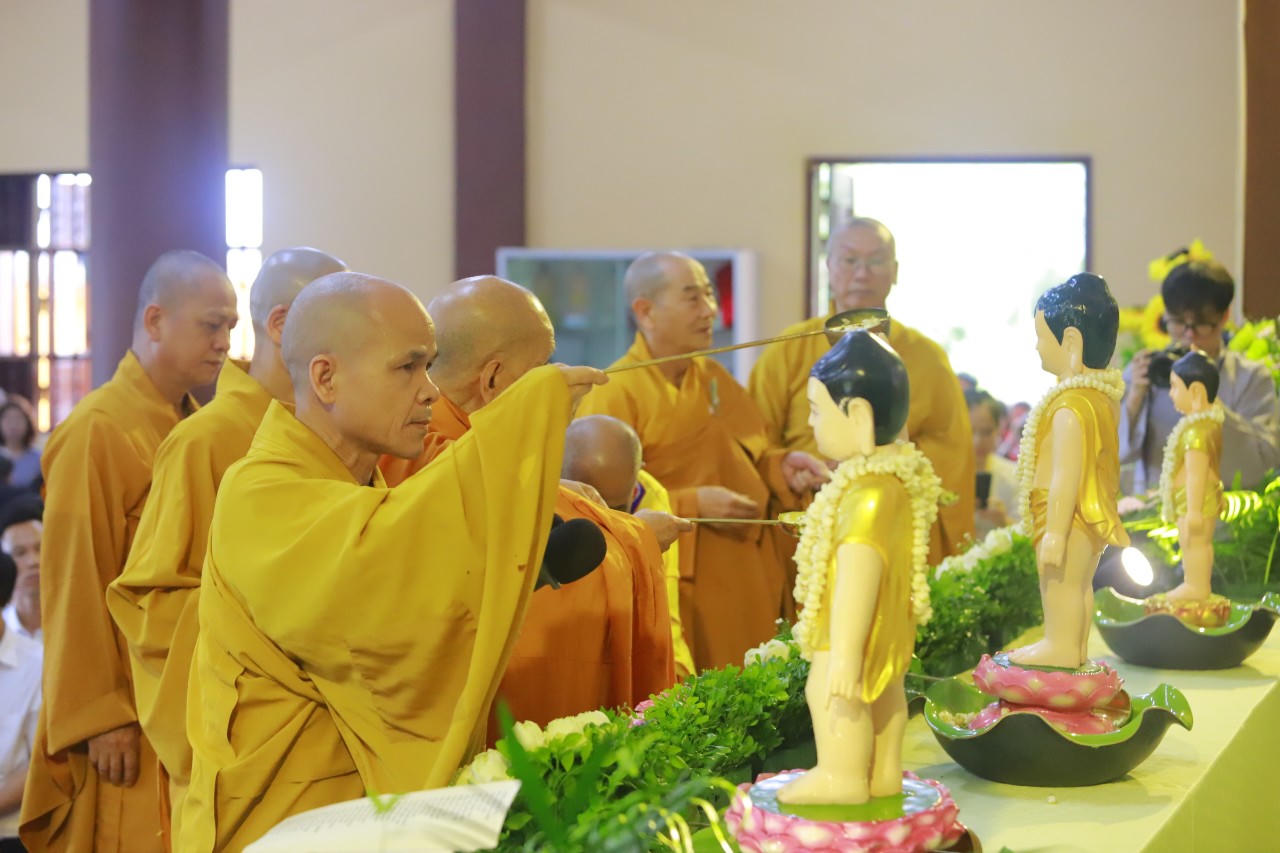 Rộn ràng không khí mừng Lễ Phật Đản khắp cả nước