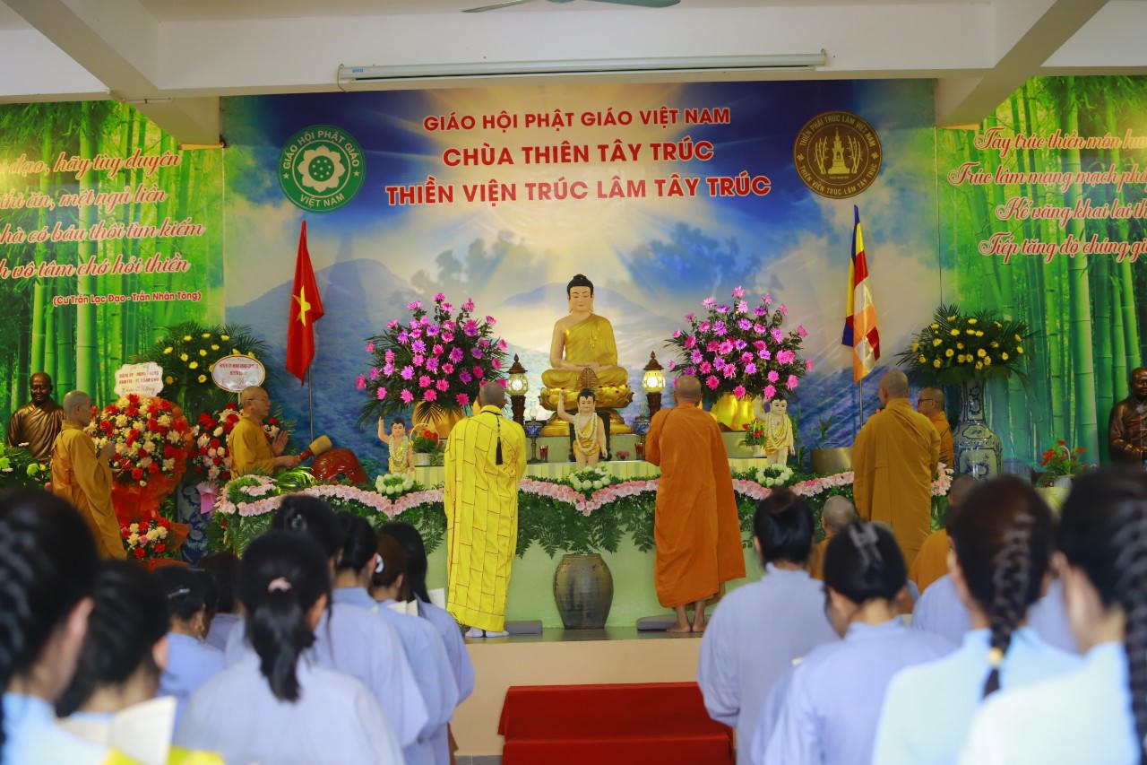 Rộn ràng không khí mừng Lễ Phật Đản khắp cả nước