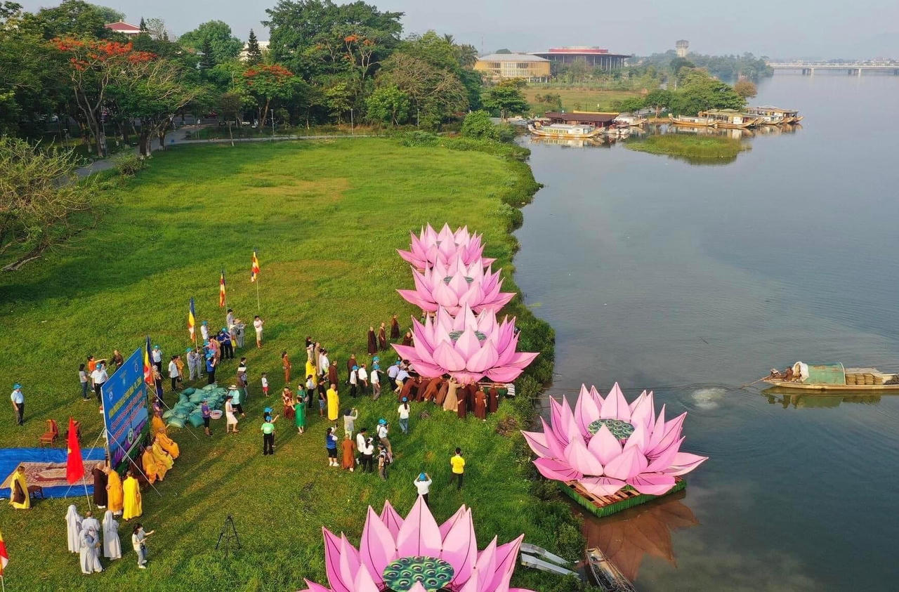 Rộn ràng không khí mừng Lễ Phật Đản khắp cả nước