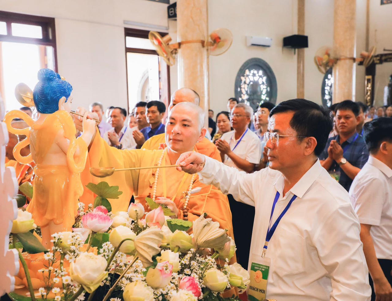 Rộn ràng không khí mừng Lễ Phật Đản khắp cả nước