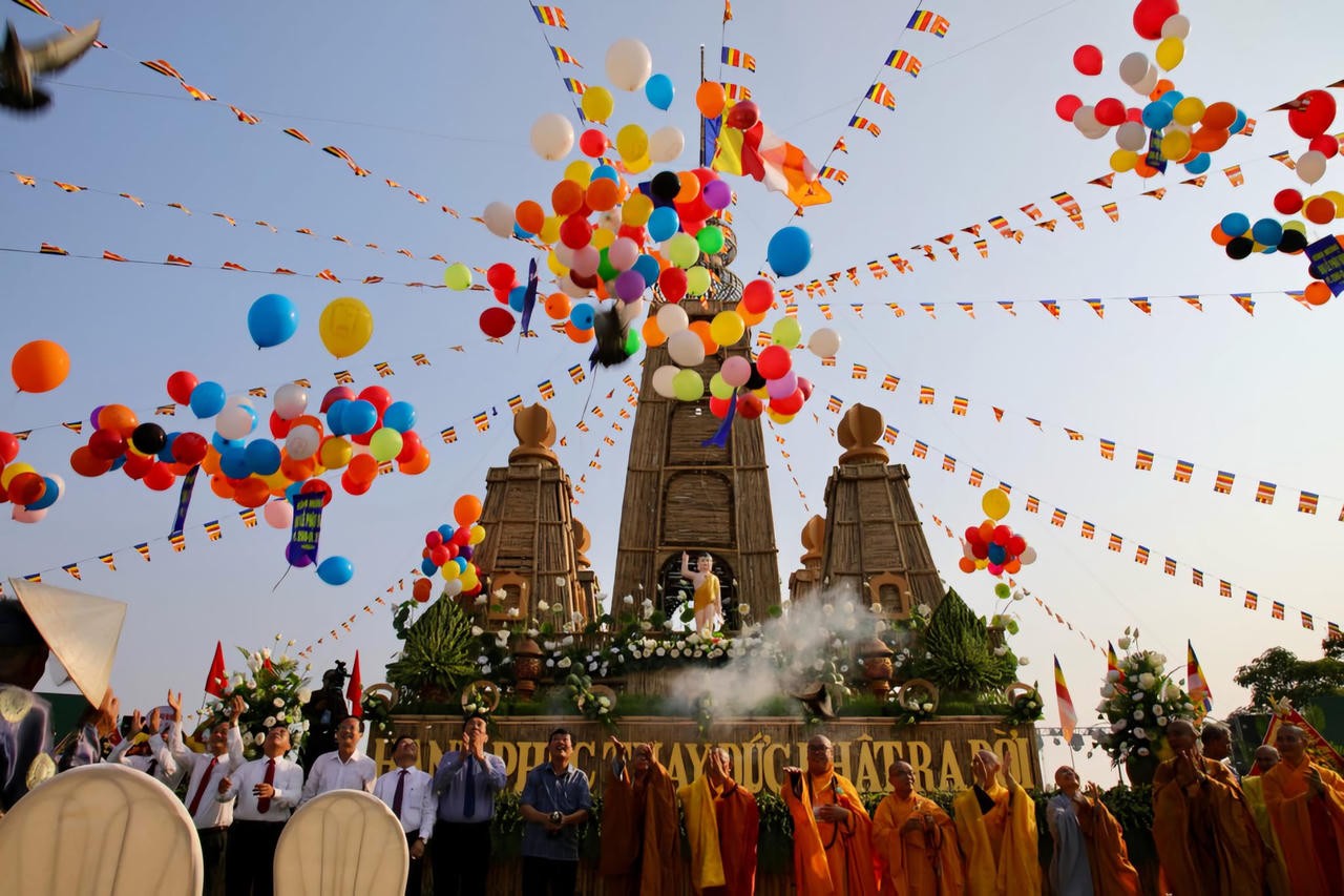 Rộn ràng không khí mừng Lễ Phật Đản khắp cả nước