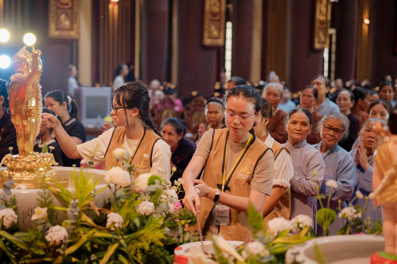 Rộn ràng không khí mừng Lễ Phật Đản khắp cả nước