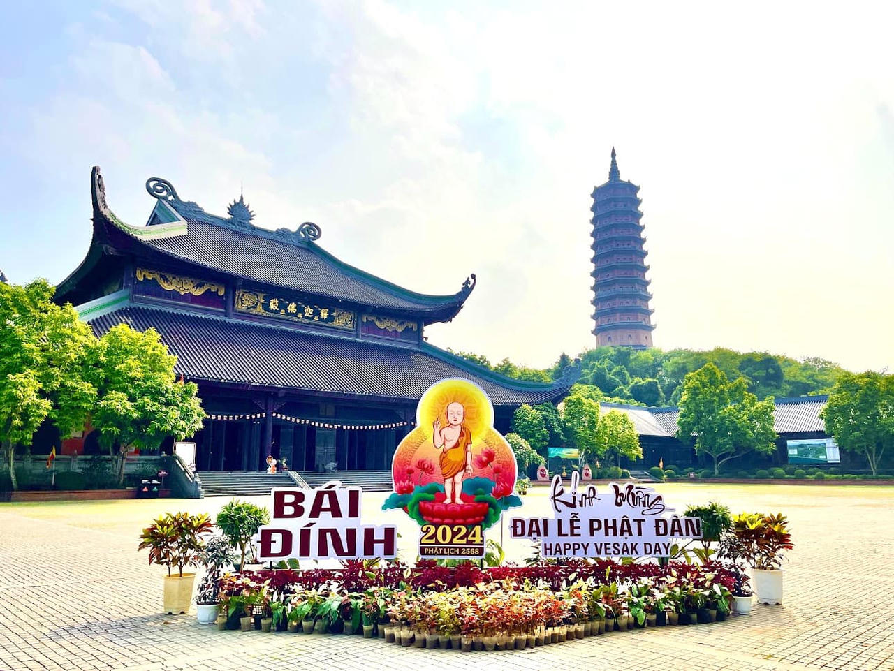 Rộn ràng không khí mừng Lễ Phật Đản khắp cả nước