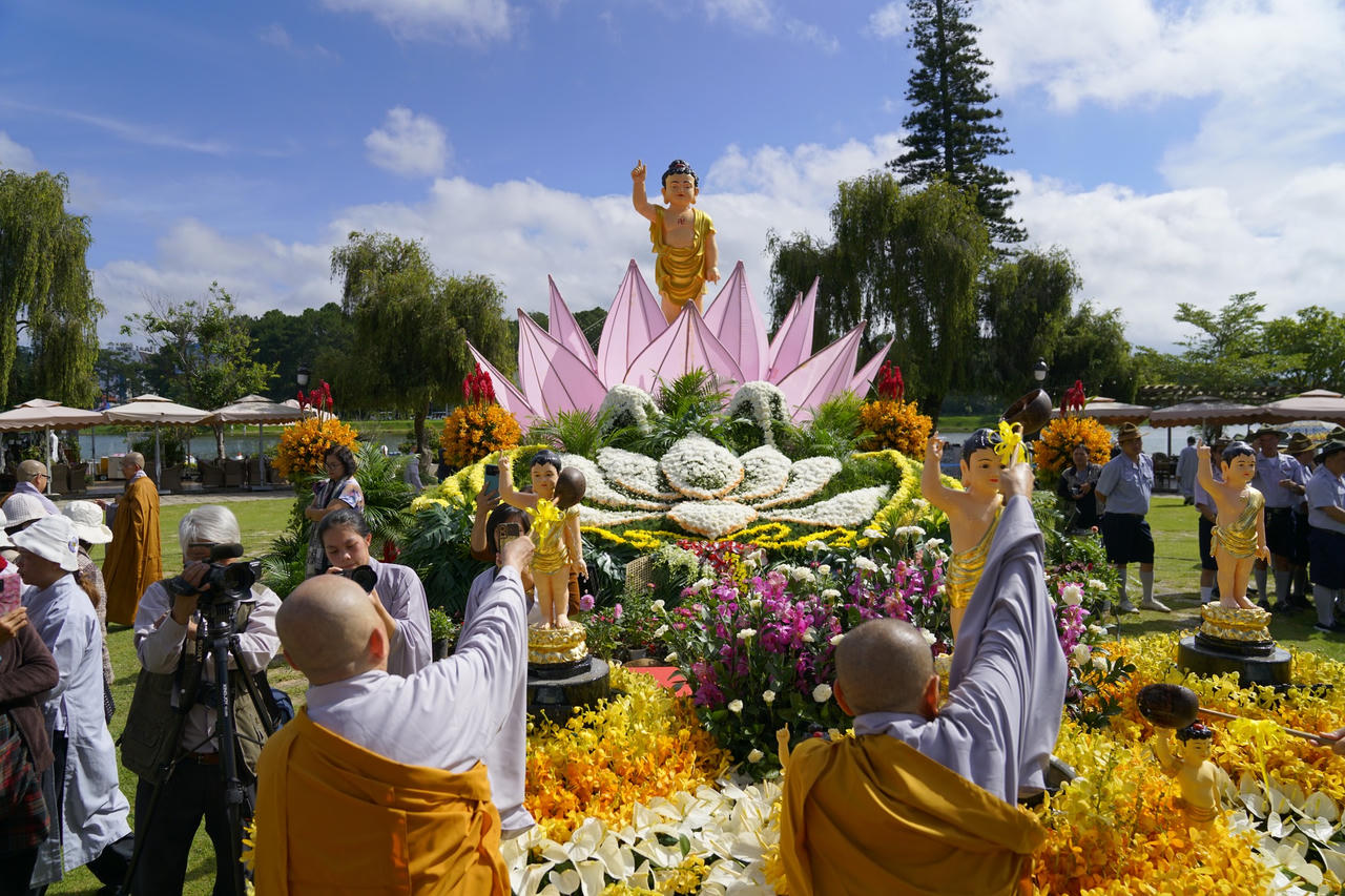 Rộn ràng không khí mừng Lễ Phật Đản khắp cả nước