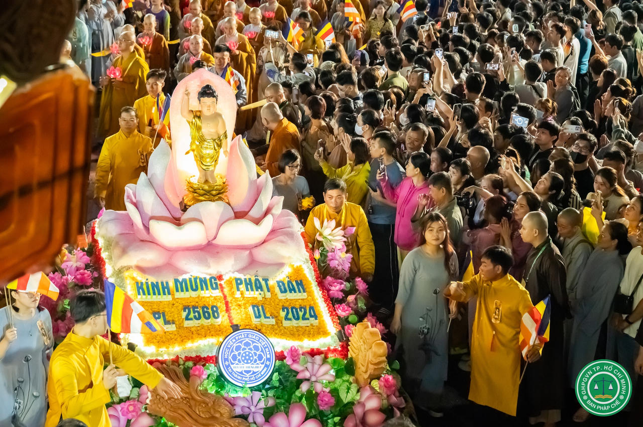 Rộn ràng không khí mừng Lễ Phật Đản khắp cả nước