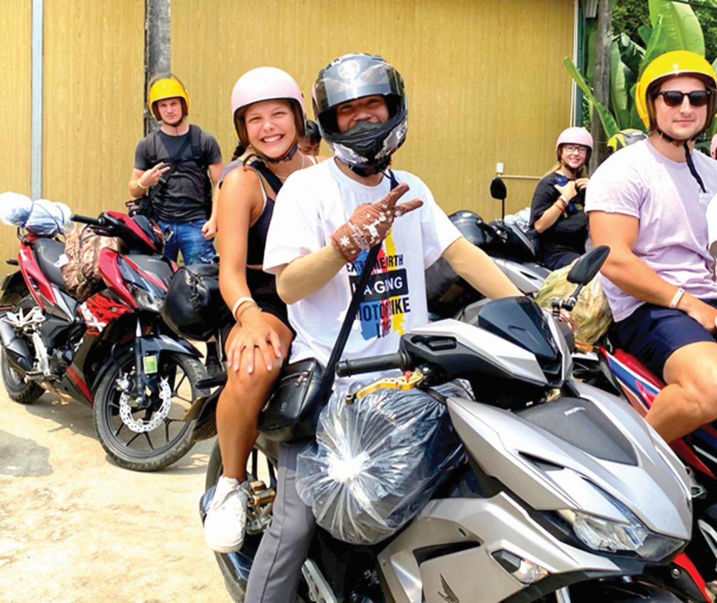 Khách quốc tế mê mẩn 'phượt' cung đường Hà Giang