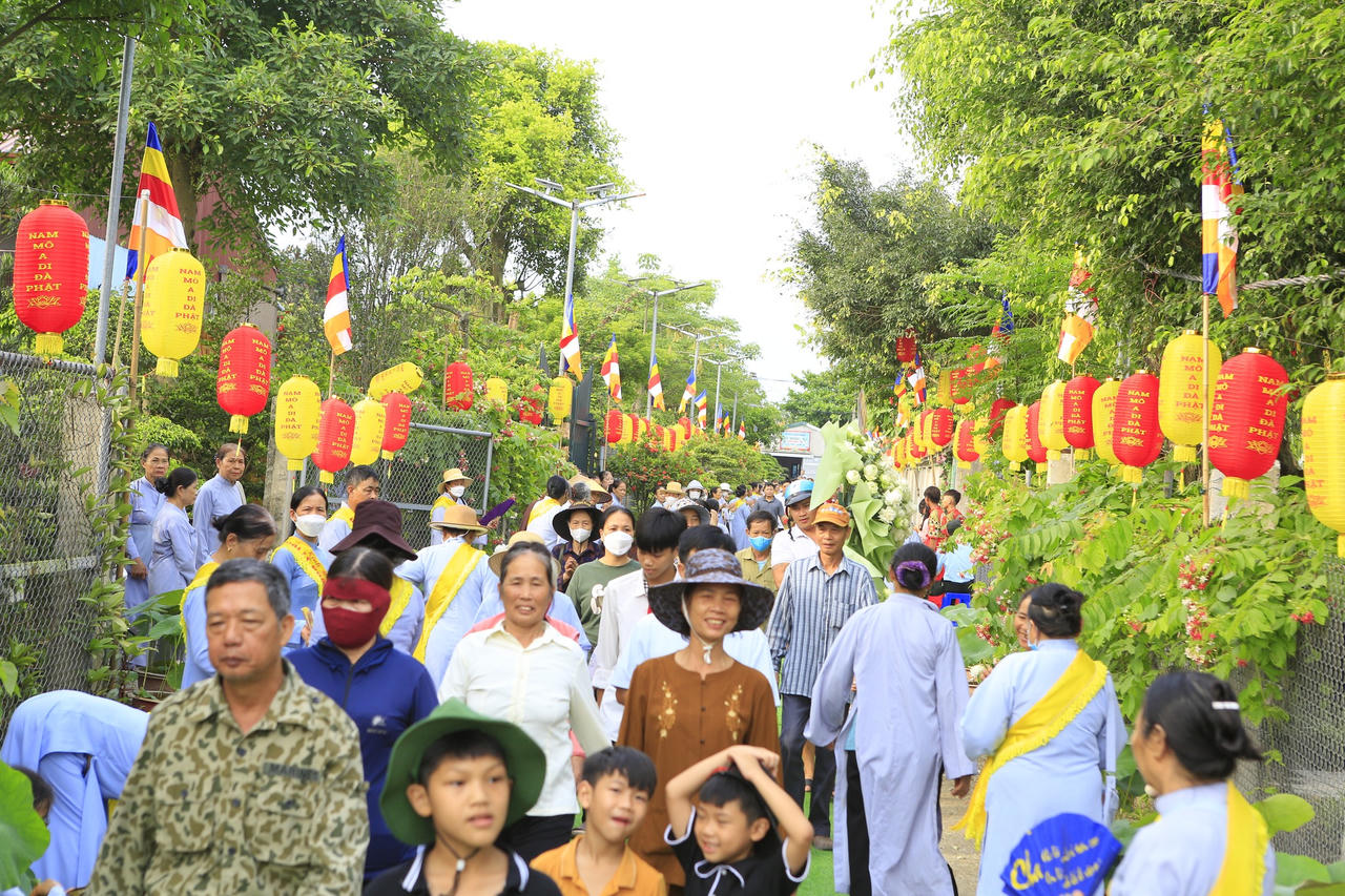 Hàng nghìn người đổ về chùa Phúc Lâm dự đại lễ Phật đản 2568