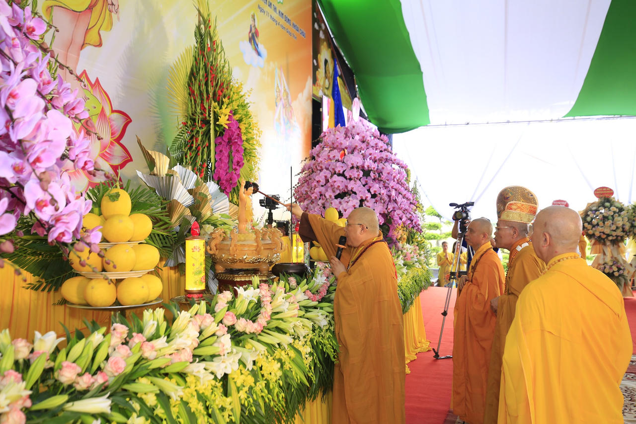 Hàng nghìn người đổ về chùa Phúc Lâm dự đại lễ Phật đản 2568