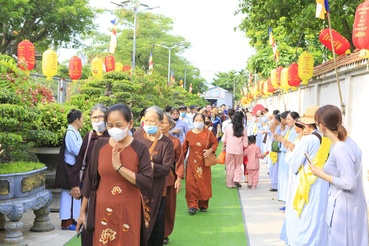 Hàng nghìn người đổ về chùa Phúc Lâm dự đại lễ Phật đản 2568