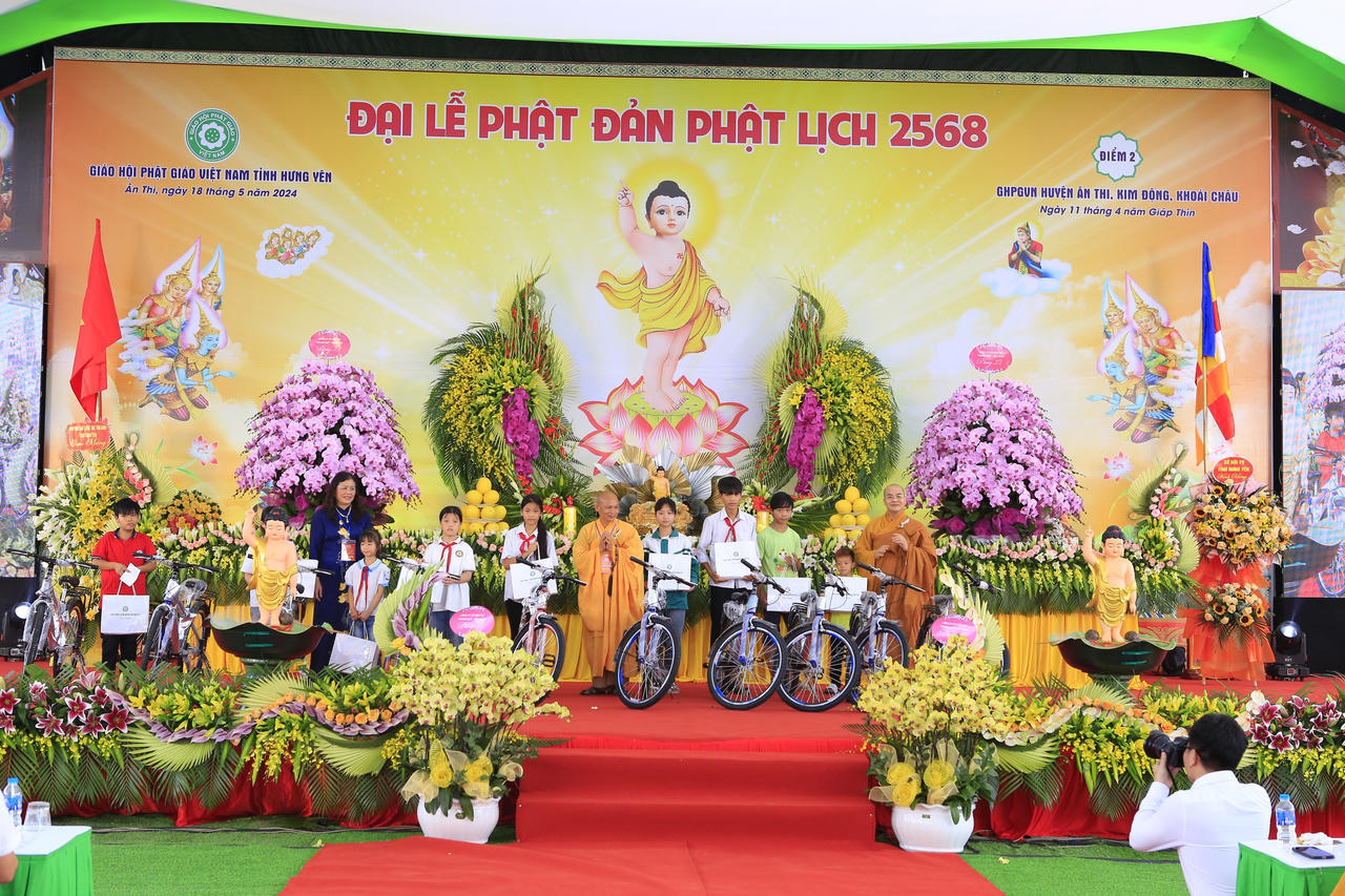 Hàng nghìn người đổ về chùa Phúc Lâm dự đại lễ Phật đản 2568