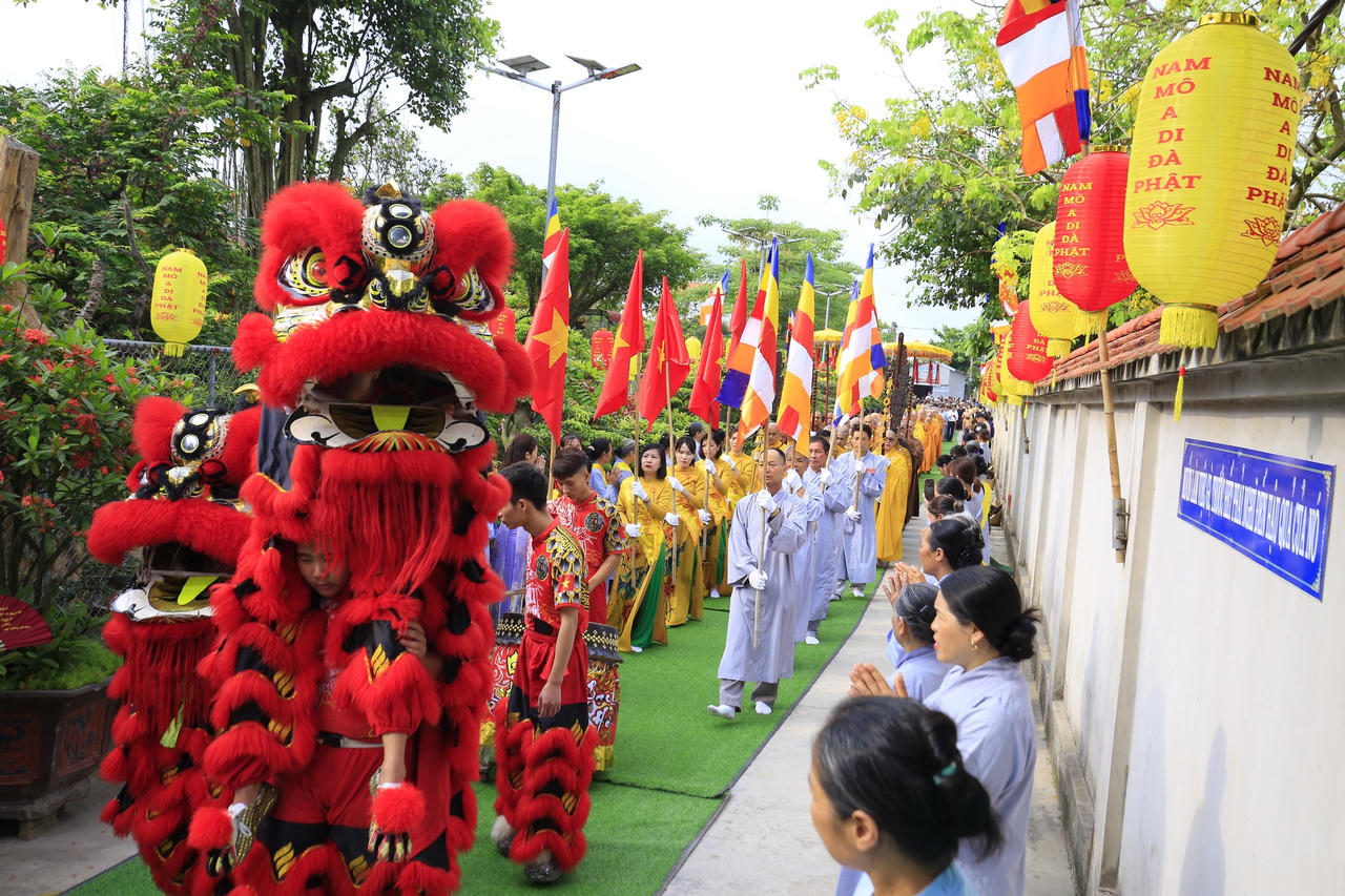 Hàng nghìn người đổ về chùa Phúc Lâm dự đại lễ Phật đản 2568