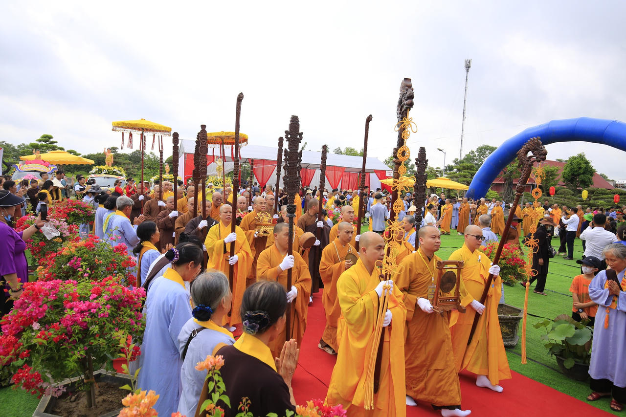 Hàng nghìn người đổ về chùa Phúc Lâm dự đại lễ Phật đản 2568