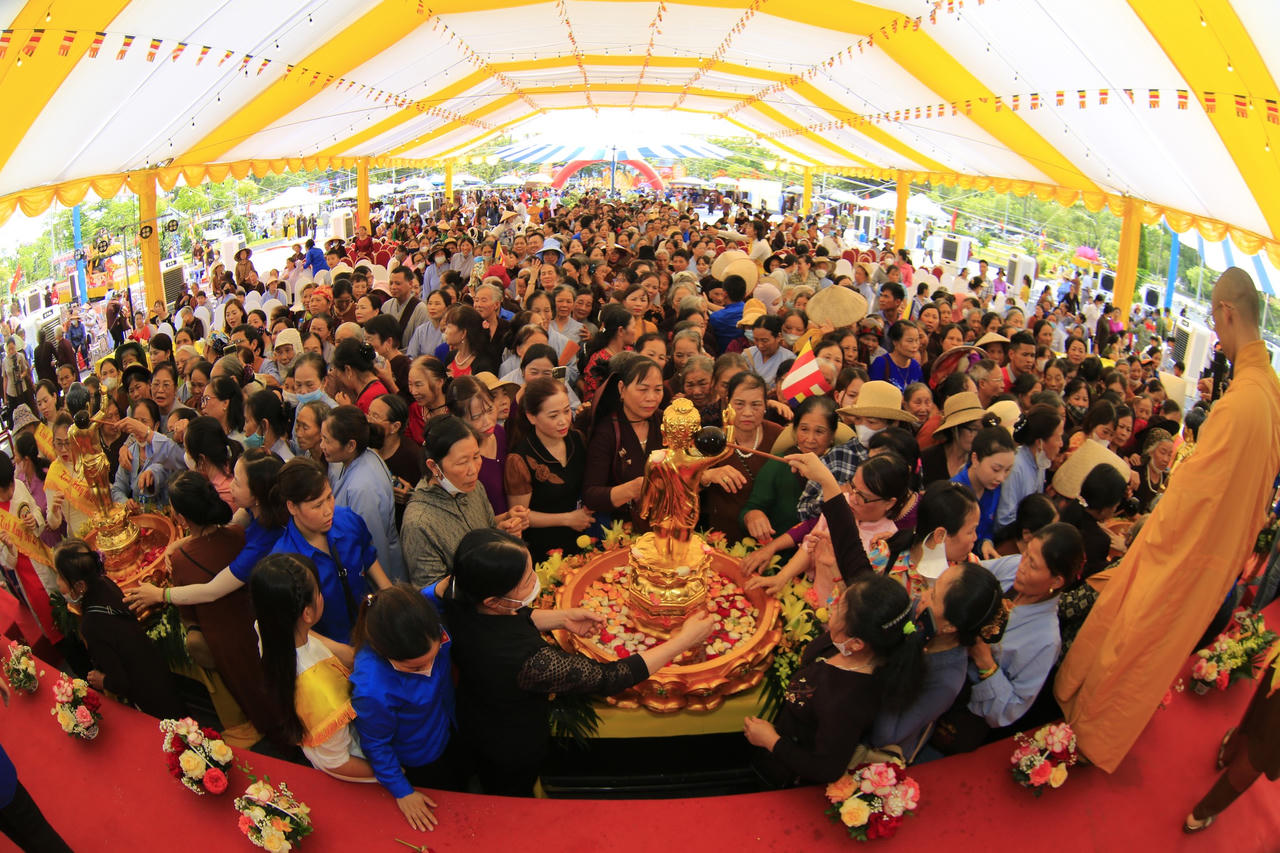Hàng nghìn người đổ về chùa Phúc Lâm dự đại lễ Phật đản 2568