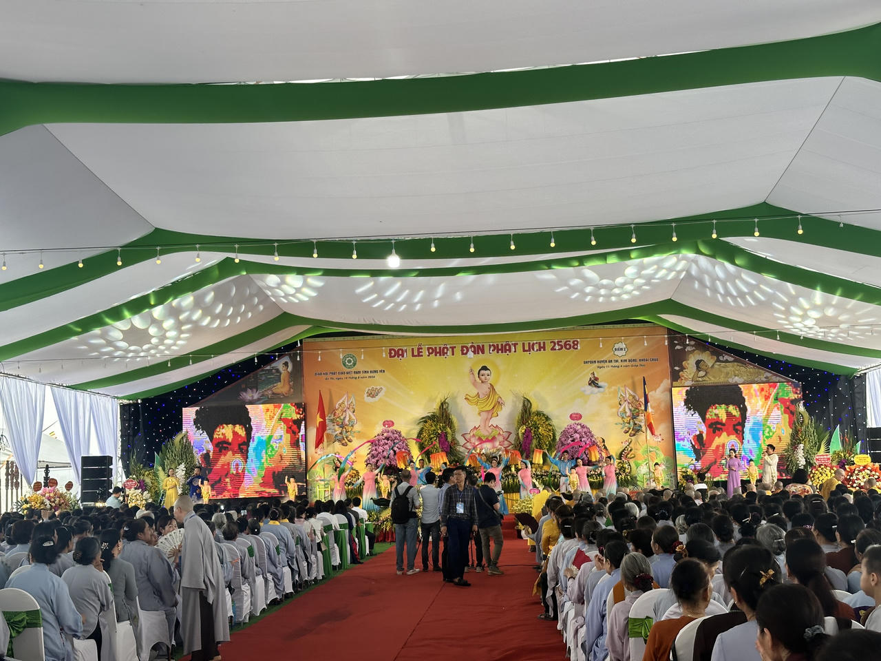 Hàng nghìn người đổ về chùa Phúc Lâm dự đại lễ Phật đản 2568