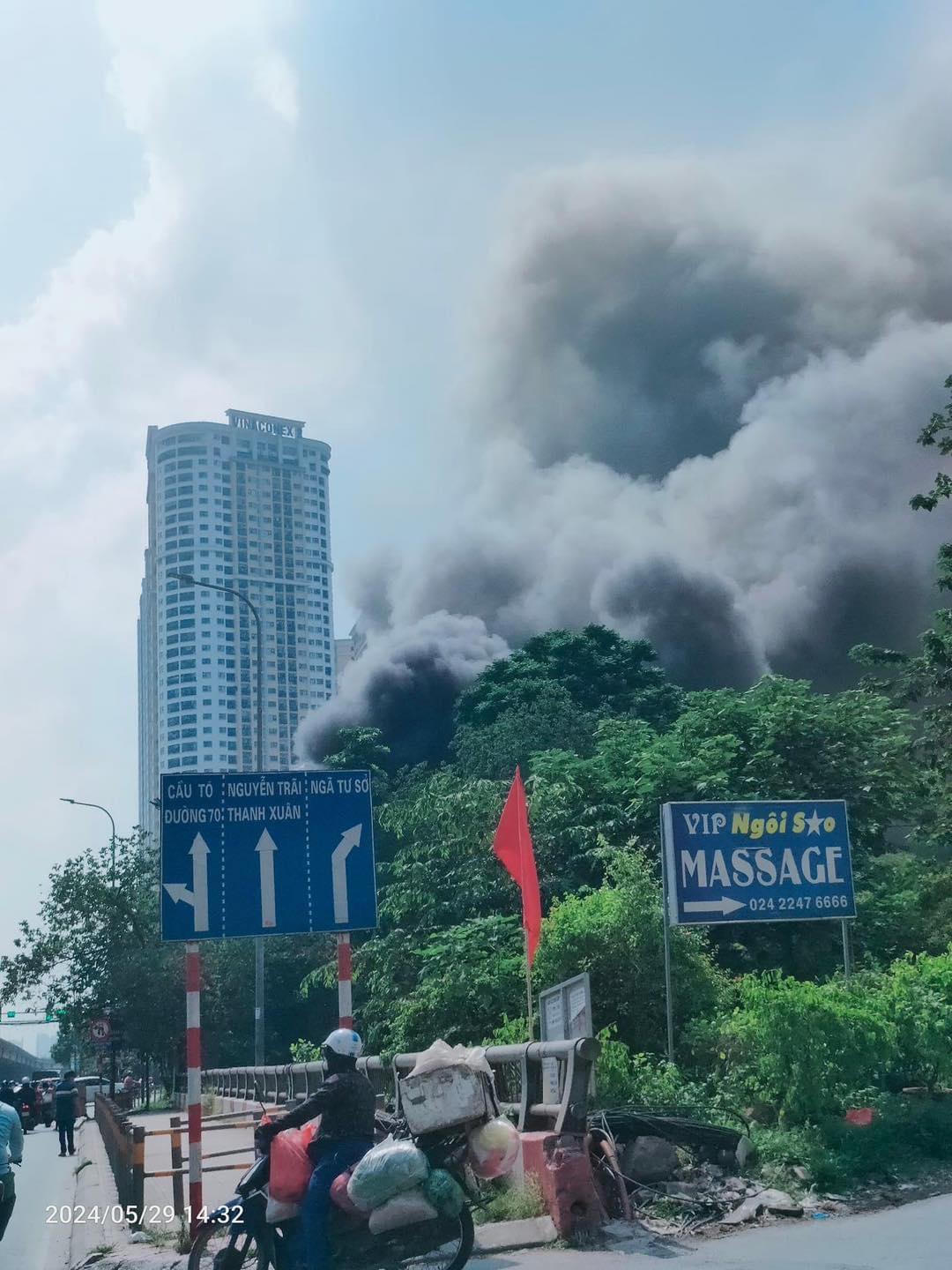 Cháy lớn tại khu nhà tạm bên đường Kim Giang, Hà Nội 