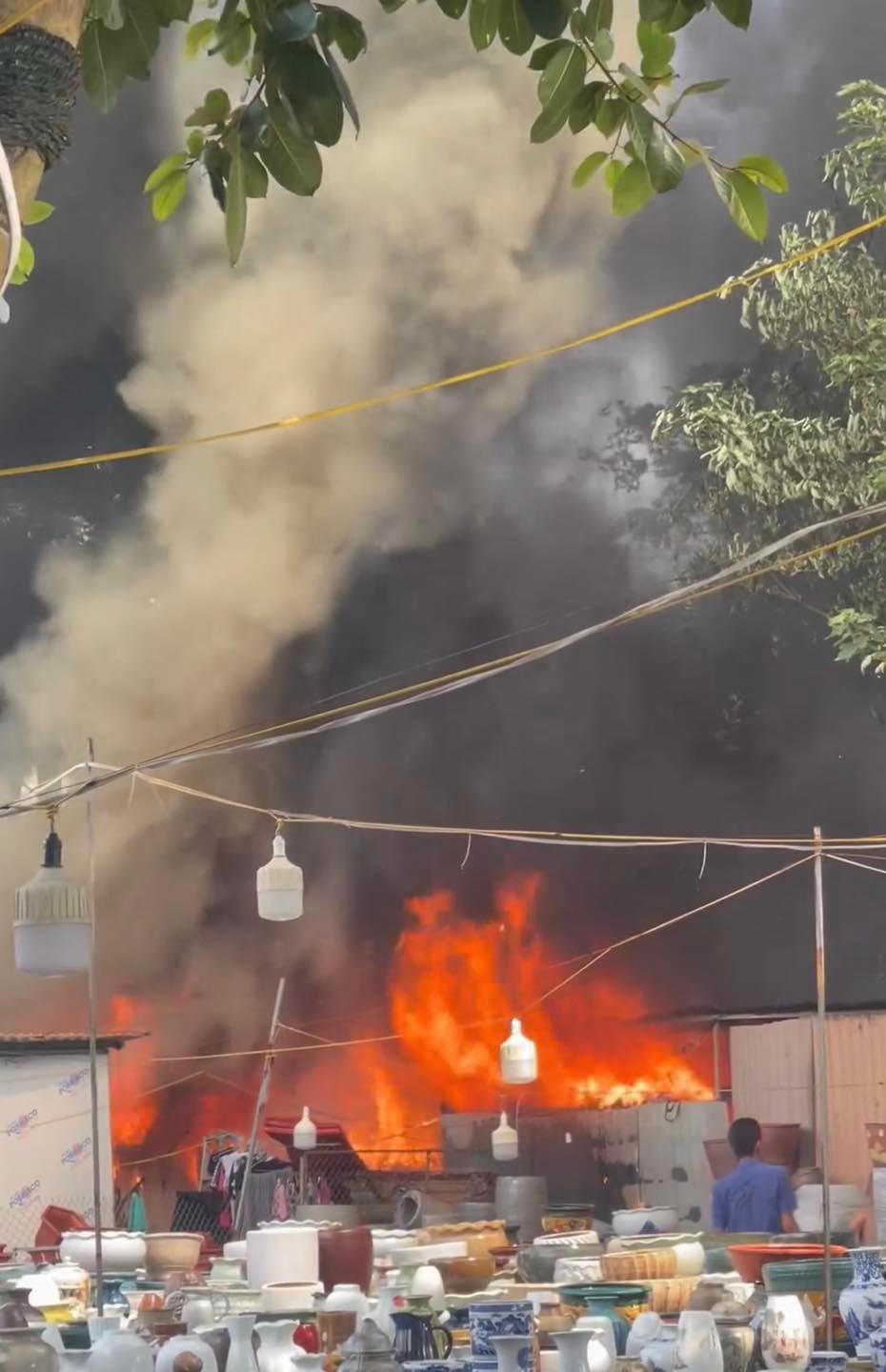 Cháy lớn tại khu nhà tạm bên đường Kim Giang, Hà Nội 