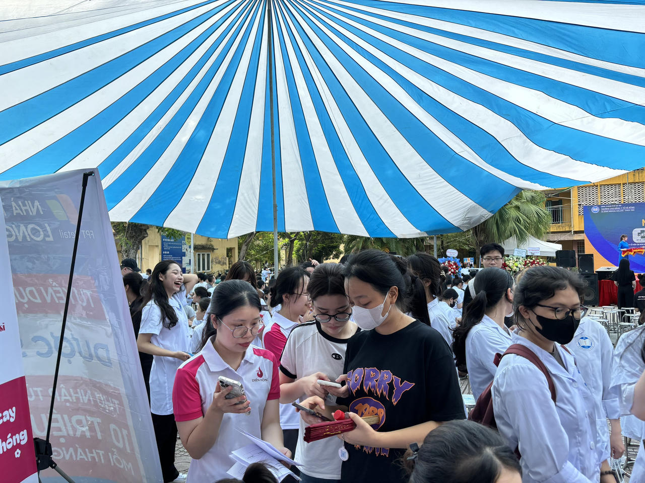 Hàng nghìn sinh viên ngành Y - Dược được tư vấn, giới thiệu việc làm