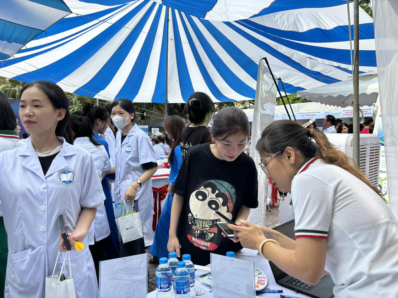 Hàng nghìn sinh viên ngành Y - Dược được tư vấn, giới thiệu việc làm