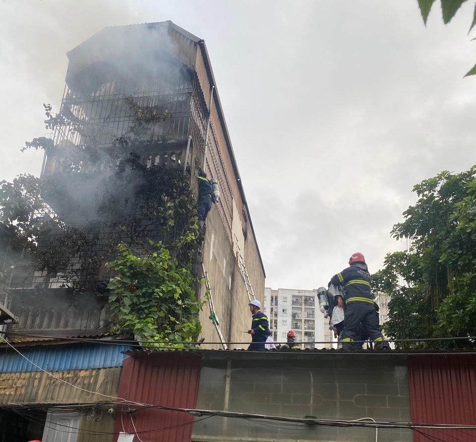 Thót tim cảnh người đàn ông trèo tường cứu 2 người khỏi đám cháy ở Hà Nội sáng nay