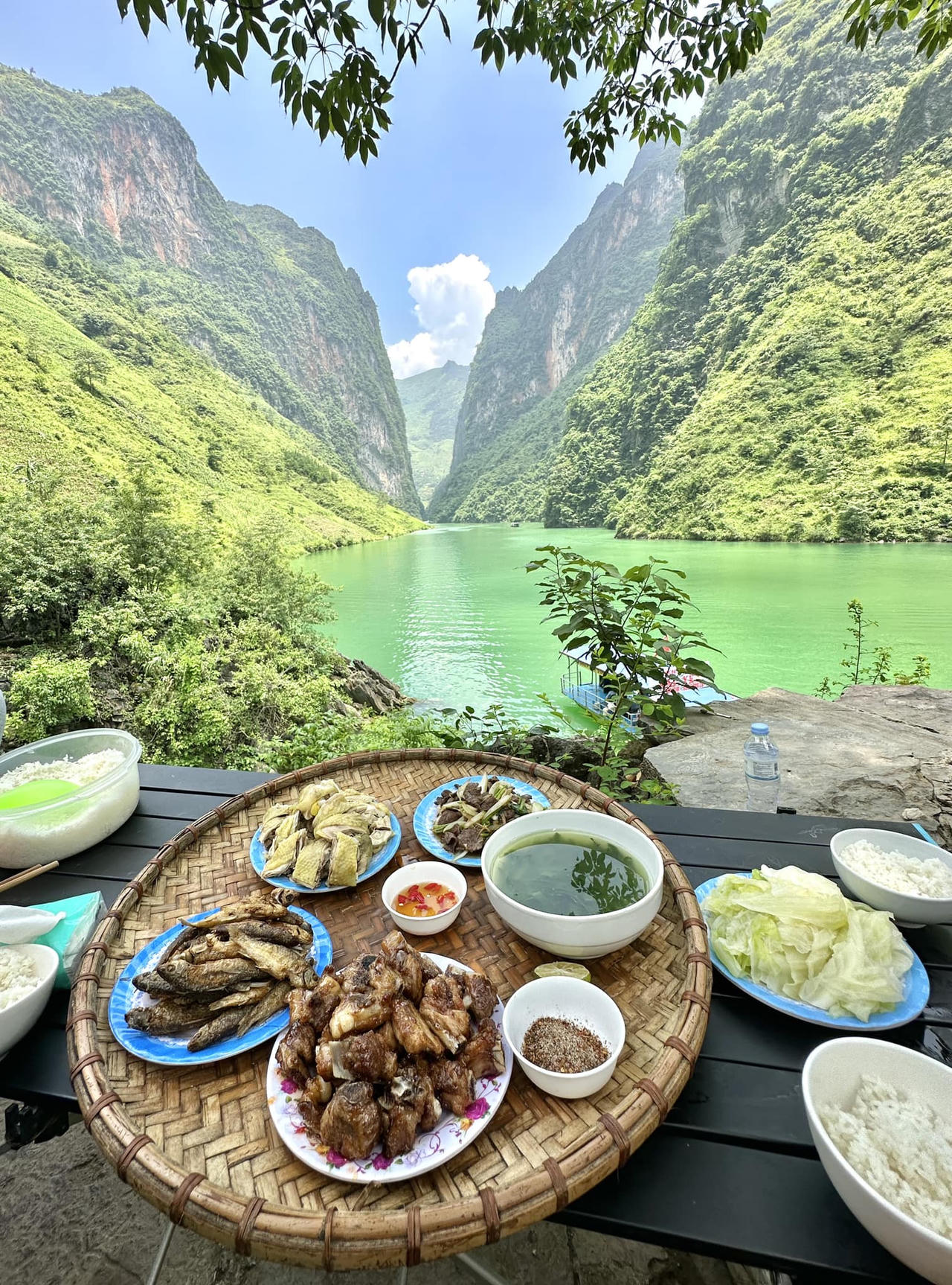 Trào lưu thưởng thức bữa ăn 'view triệu đô' của giới trẻ