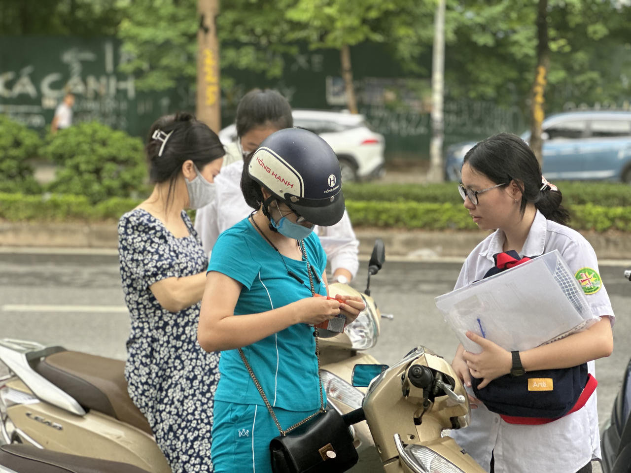 Phụ huynh Hà Nội ‘tiếp sức’ con trước giờ đua 'vượt vũ môn' vào lớp 10