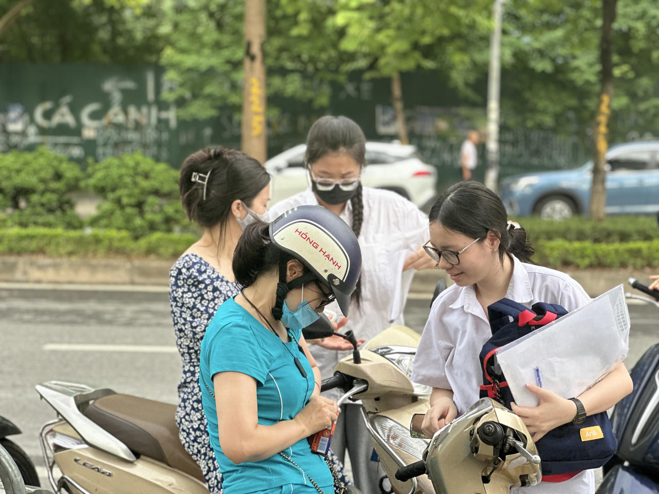 Phụ huynh Hà Nội ‘tiếp sức’ con trước giờ đua 'vượt vũ môn' vào lớp 10