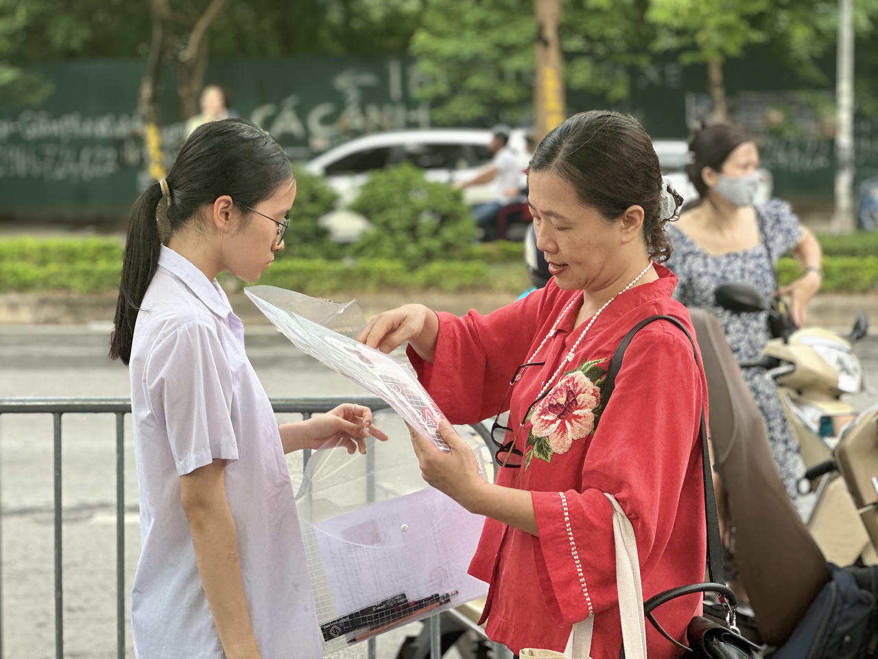 Phụ huynh Hà Nội ‘tiếp sức’ con trước giờ đua 'vượt vũ môn' vào lớp 10