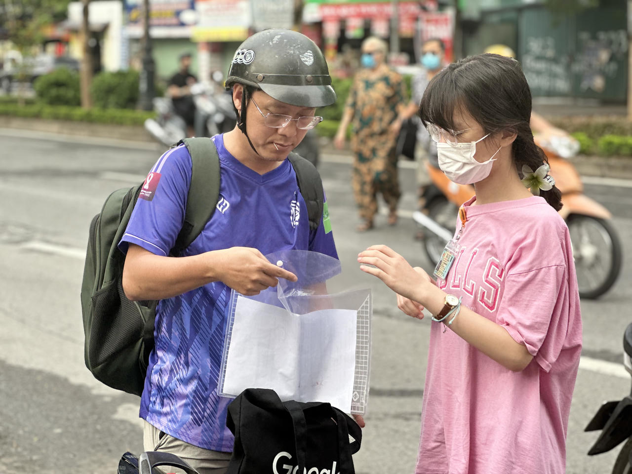 Phụ huynh Hà Nội ‘tiếp sức’ con trước giờ đua 'vượt vũ môn' vào lớp 10