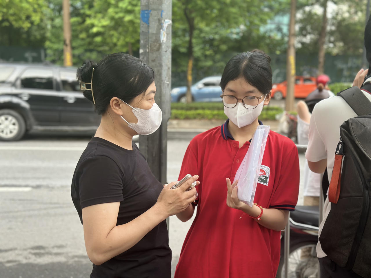 Phụ huynh Hà Nội ‘tiếp sức’ con trước giờ đua 'vượt vũ môn' vào lớp 10