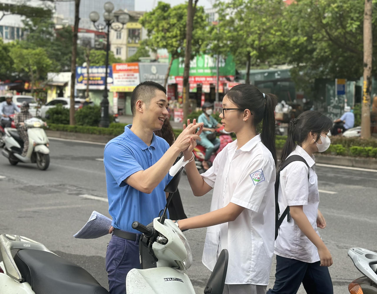 Phụ huynh Hà Nội ‘tiếp sức’ con trước giờ đua 'vượt vũ môn' vào lớp 10