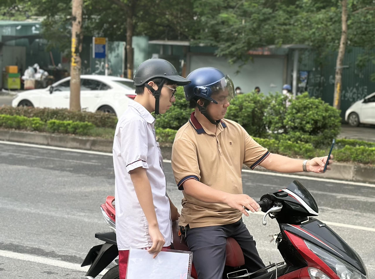 Phụ huynh Hà Nội ‘tiếp sức’ con trước giờ đua 'vượt vũ môn' vào lớp 10