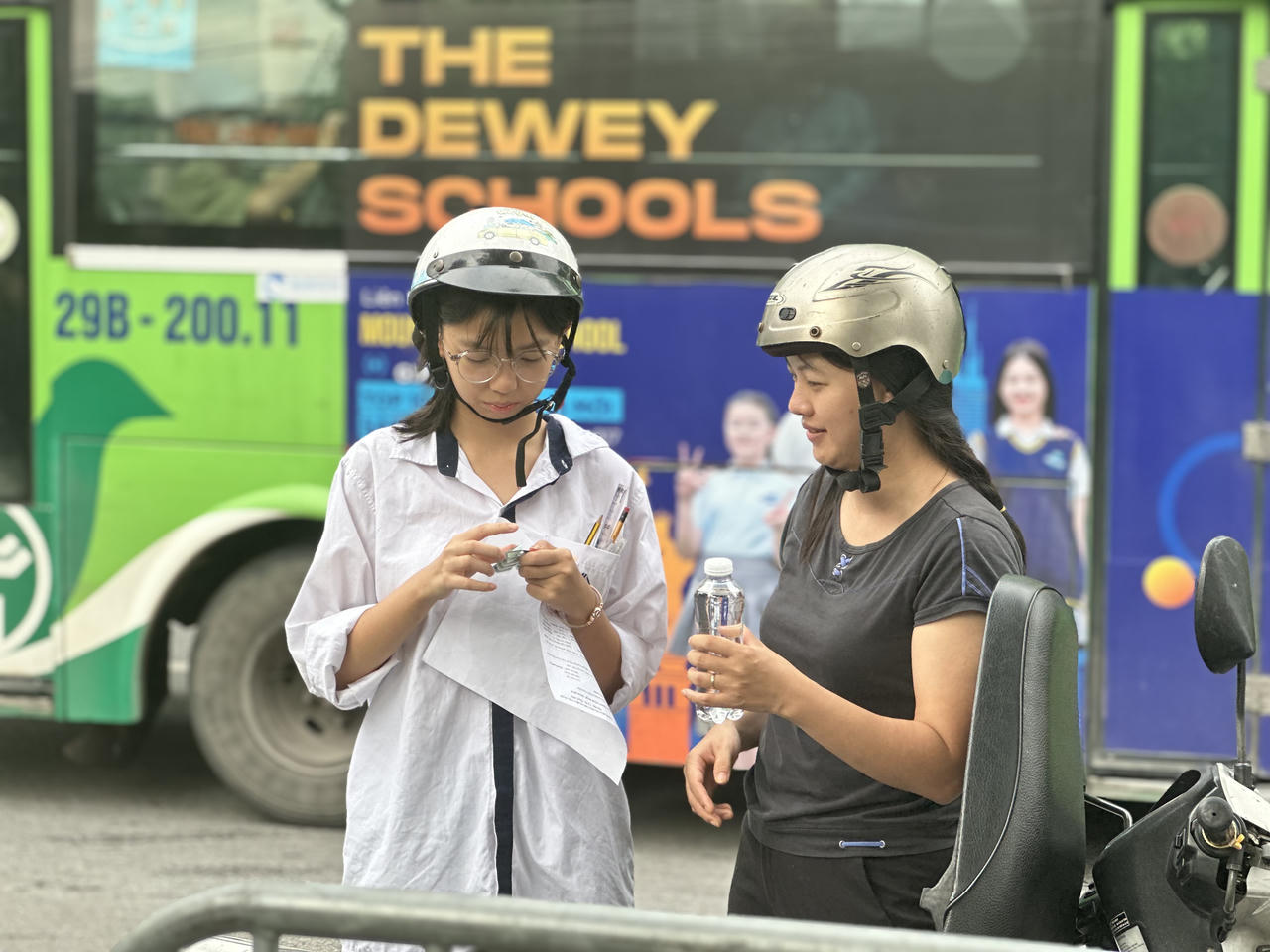 Phụ huynh Hà Nội ‘tiếp sức’ con trước giờ đua 'vượt vũ môn' vào lớp 10