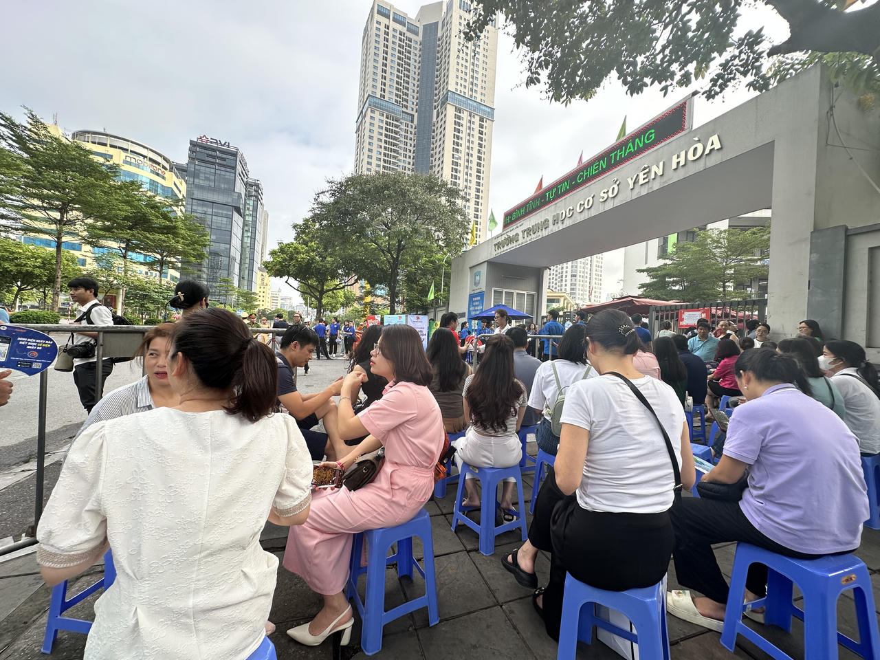 Phụ huynh Hà Nội ‘tiếp sức’ con trước giờ đua 'vượt vũ môn' vào lớp 10