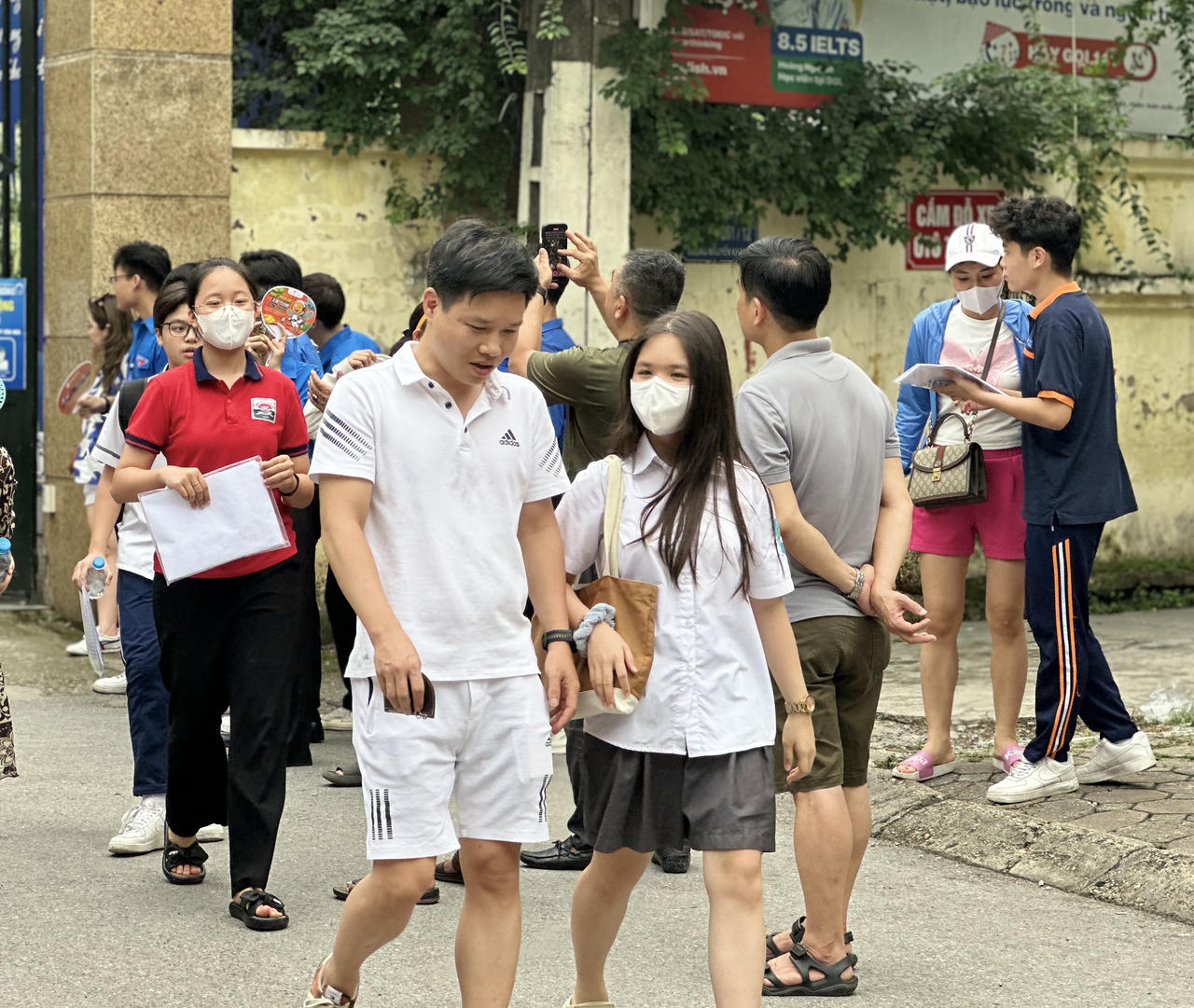 Thí sinh Hà Nội cười tươi kỳ vọng ‘gặt’ điểm cao môn tiếng Anh vào lớp 10