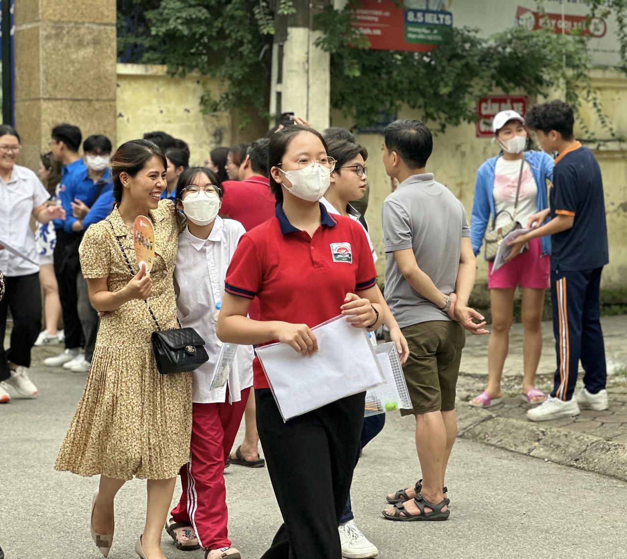 Thí sinh Hà Nội cười tươi kỳ vọng ‘gặt’ điểm cao môn tiếng Anh vào lớp 10