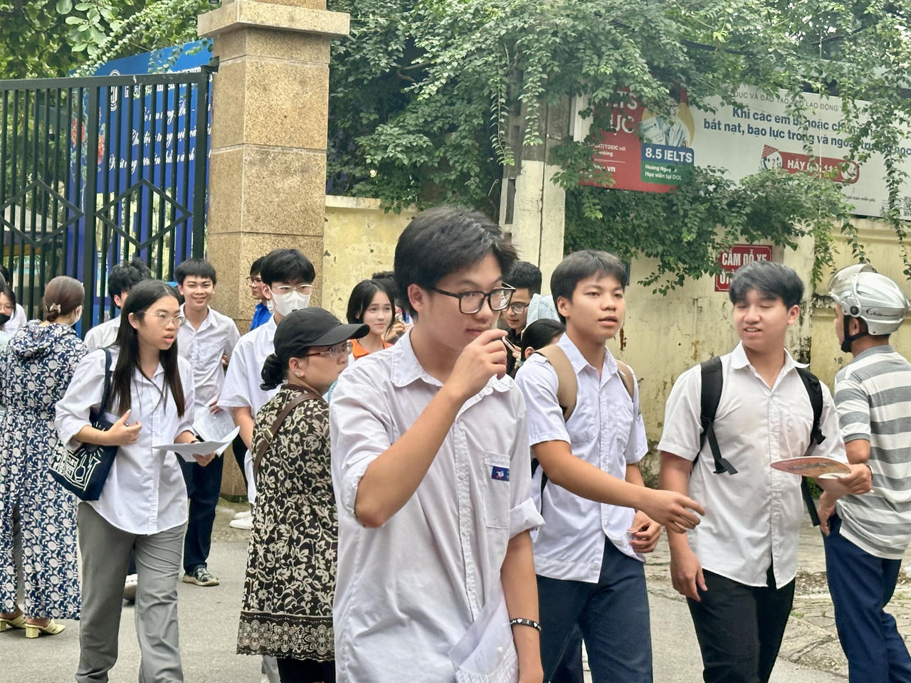 Thí sinh Hà Nội cười tươi kỳ vọng ‘gặt’ điểm cao môn tiếng Anh vào lớp 10