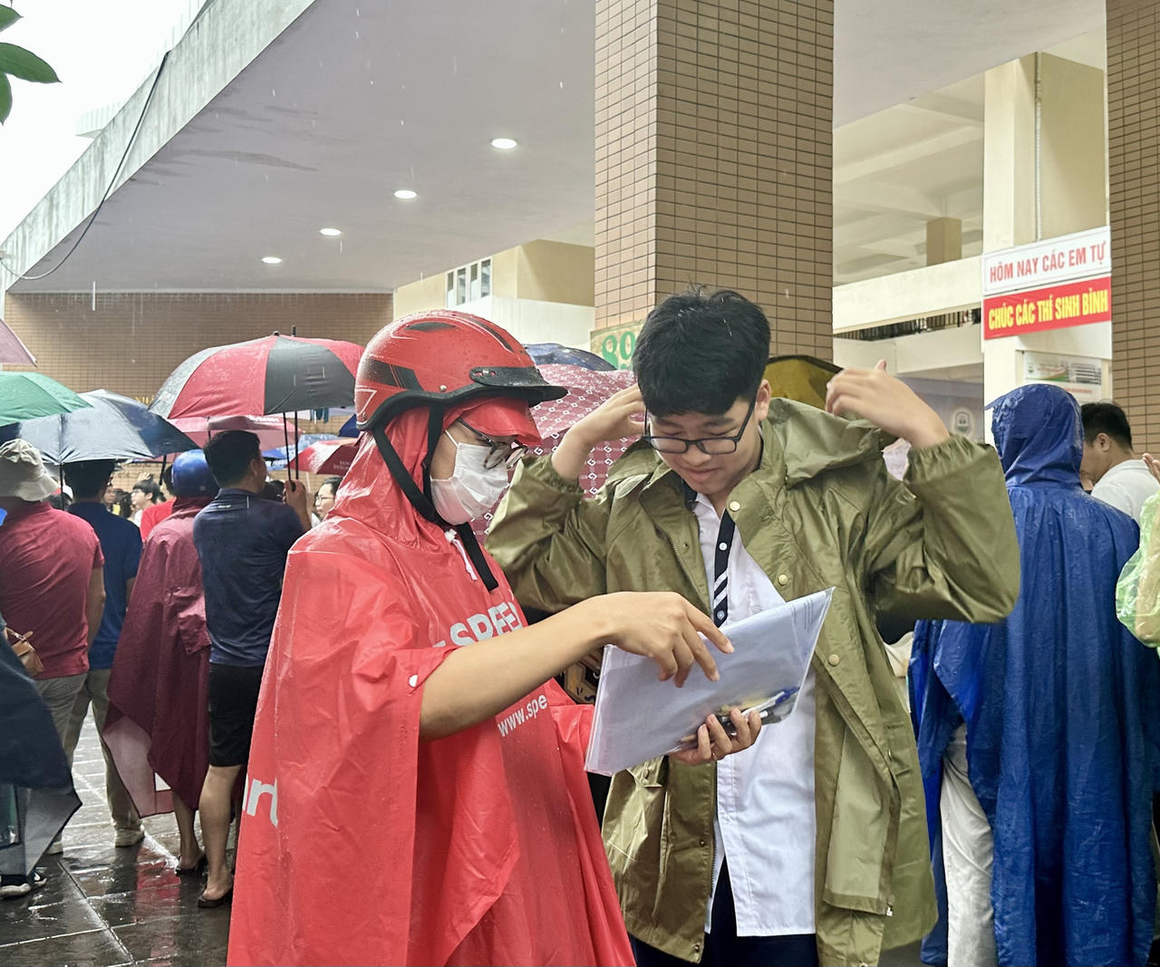 'Đội mưa' chờ con ‘về đích’ trong 'cuộc đua' vào lớp 10 công lập ở Hà Nội