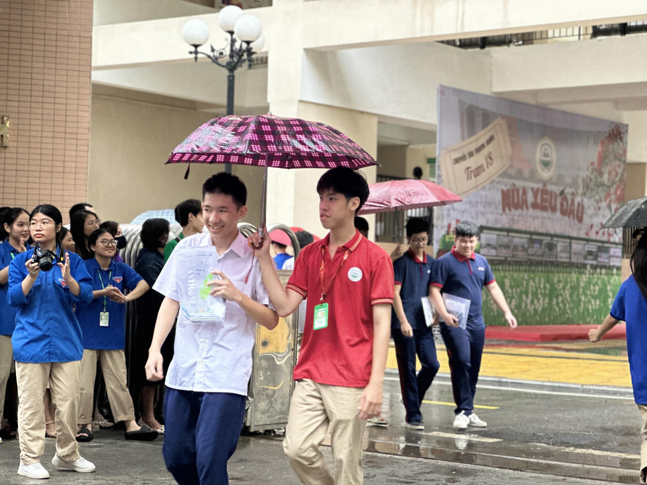 'Đội mưa' chờ con ‘về đích’ trong 'cuộc đua' vào lớp 10 công lập ở Hà Nội