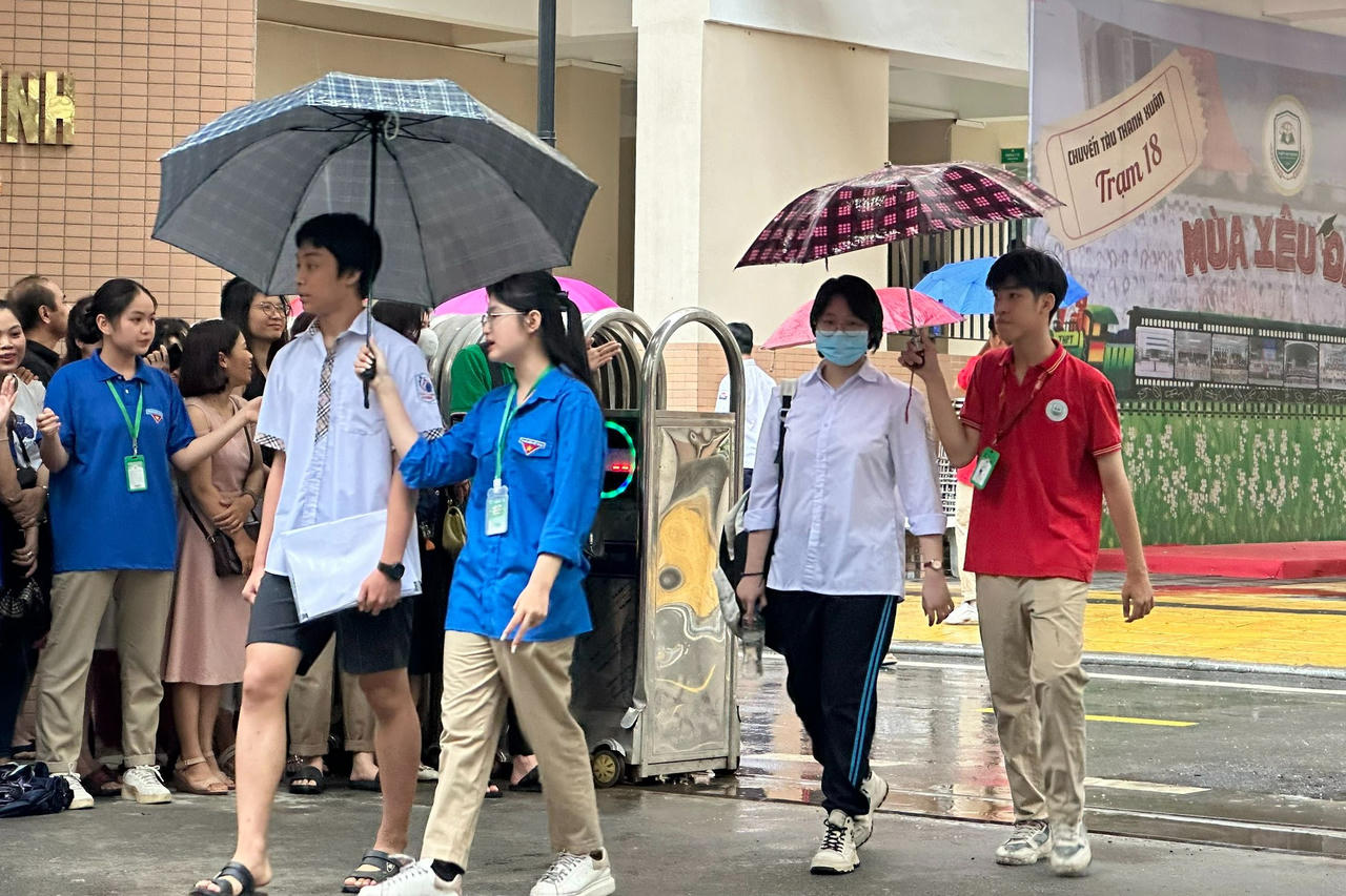 'Đội mưa' chờ con ‘về đích’ trong 'cuộc đua' vào lớp 10 công lập ở Hà Nội