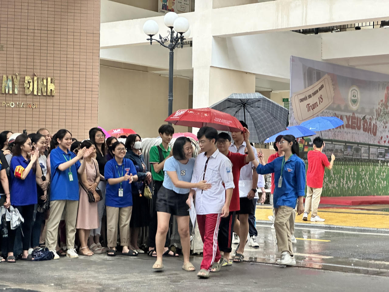 'Đội mưa' chờ con ‘về đích’ trong 'cuộc đua' vào lớp 10 công lập ở Hà Nội