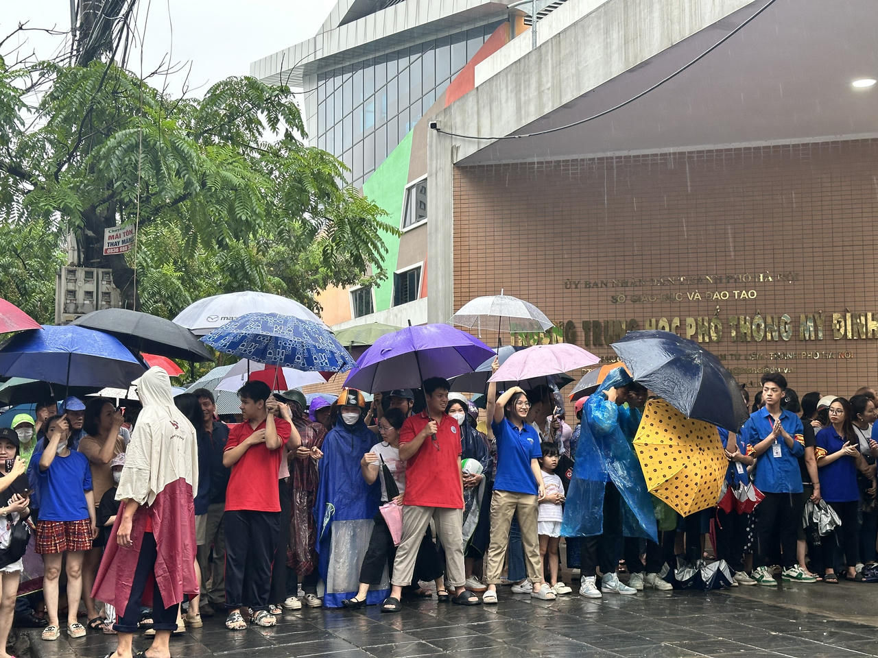 'Đội mưa' chờ con ‘về đích’ trong 'cuộc đua' vào lớp 10 công lập ở Hà Nội