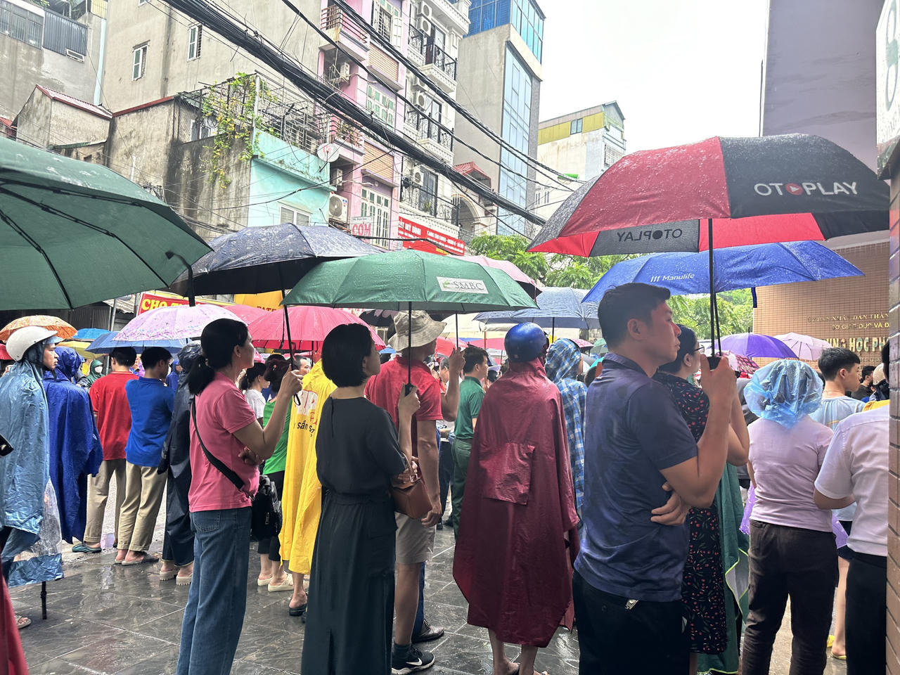 'Đội mưa' chờ con ‘về đích’ trong 'cuộc đua' vào lớp 10 công lập ở Hà Nội