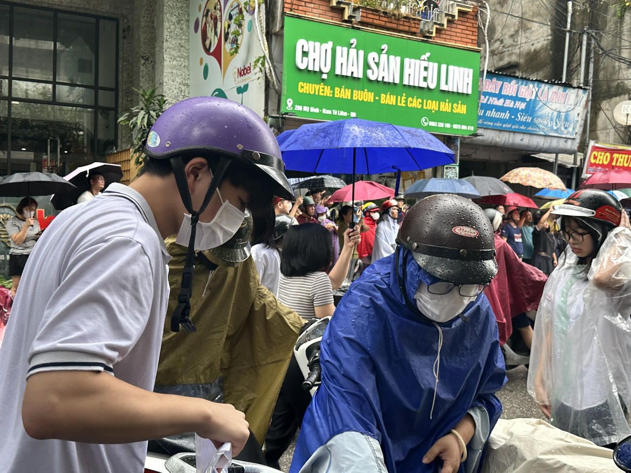 'Đội mưa' chờ con ‘về đích’ trong 'cuộc đua' vào lớp 10 công lập ở Hà Nội